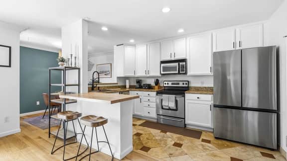 1bd/1ba Condo 5-min walk to beach w/Pool & Garage