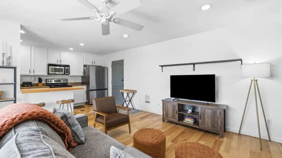 1bd/1ba Condo 5-min walk to beach w/Pool & Garage