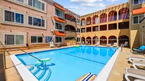 1bd/1ba Condo 5-min walk to beach w/Pool & Garage