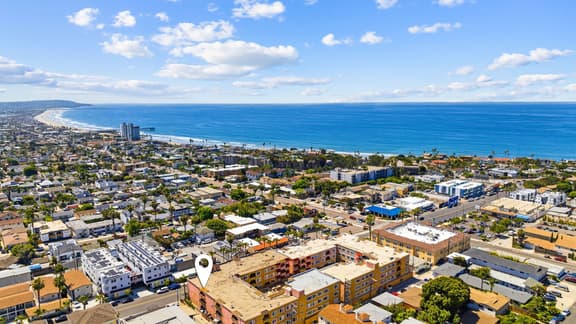 1bd/1ba Condo 5-min walk to beach w/Pool & Garage